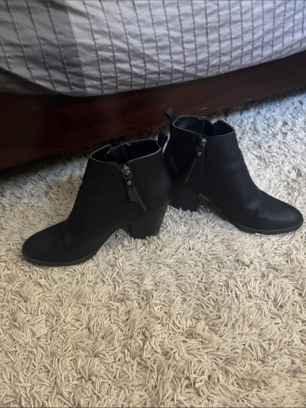 Classic Black Women’s Ankle Boots - Sleek Side-Zip Design - Picture 2 of 9